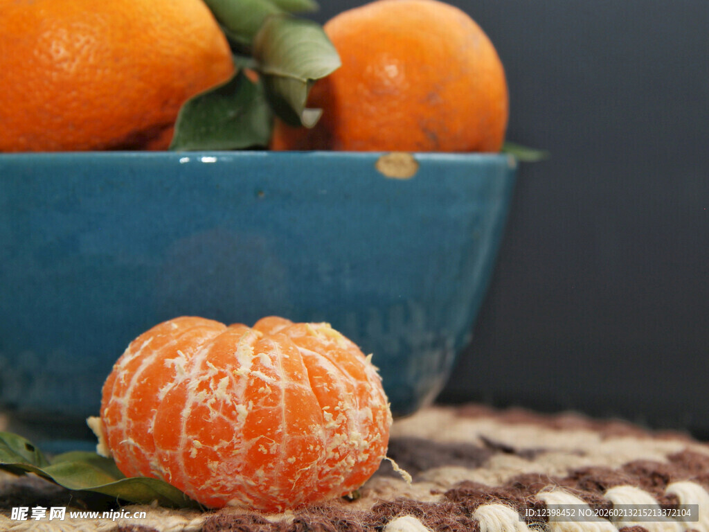 碗中橘子与剥好的橘子