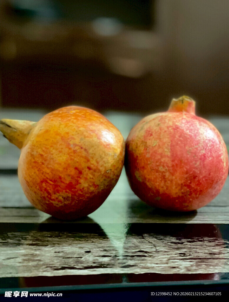 两个饱满的新鲜石榴