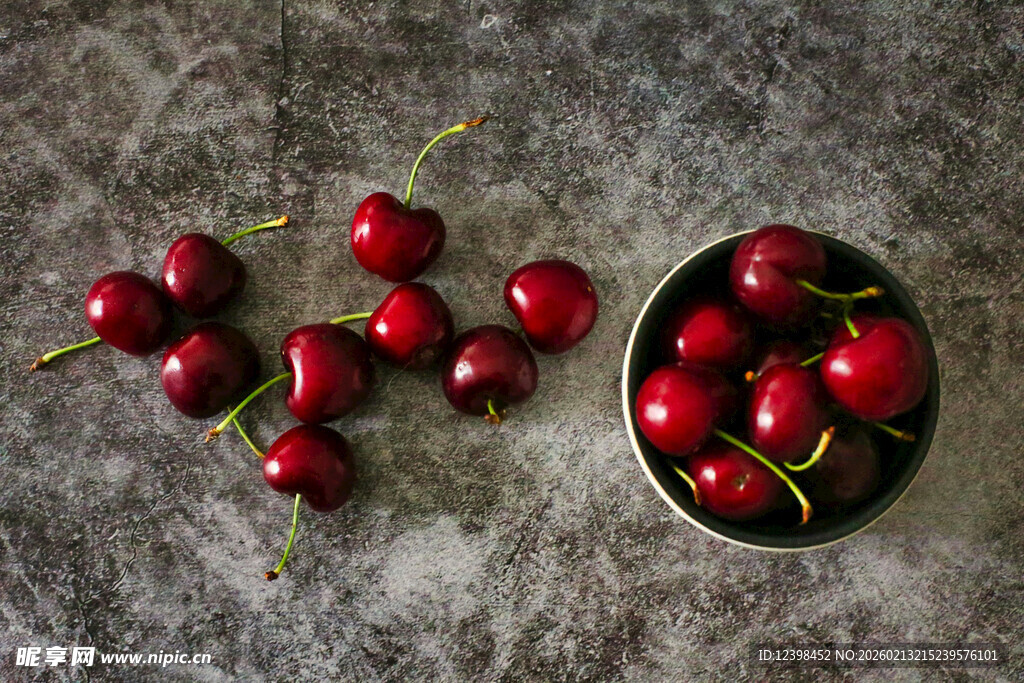 碗中鲜樱桃与散落果实
