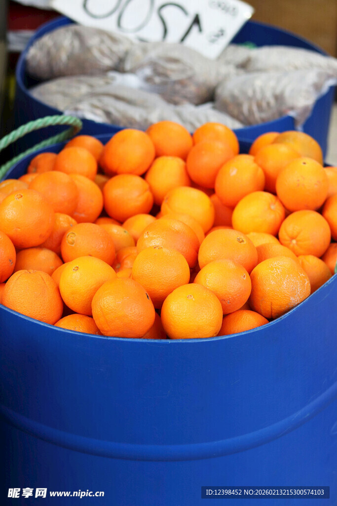 蓝色桶中饱满的金橘