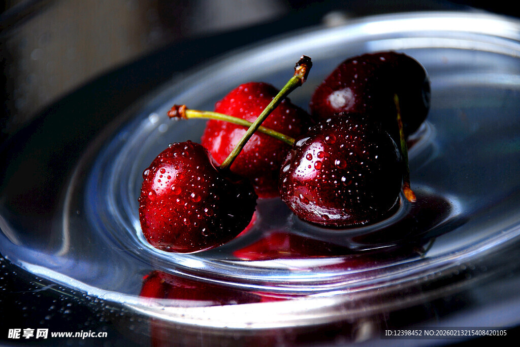 晶莹樱桃置于透明盘中