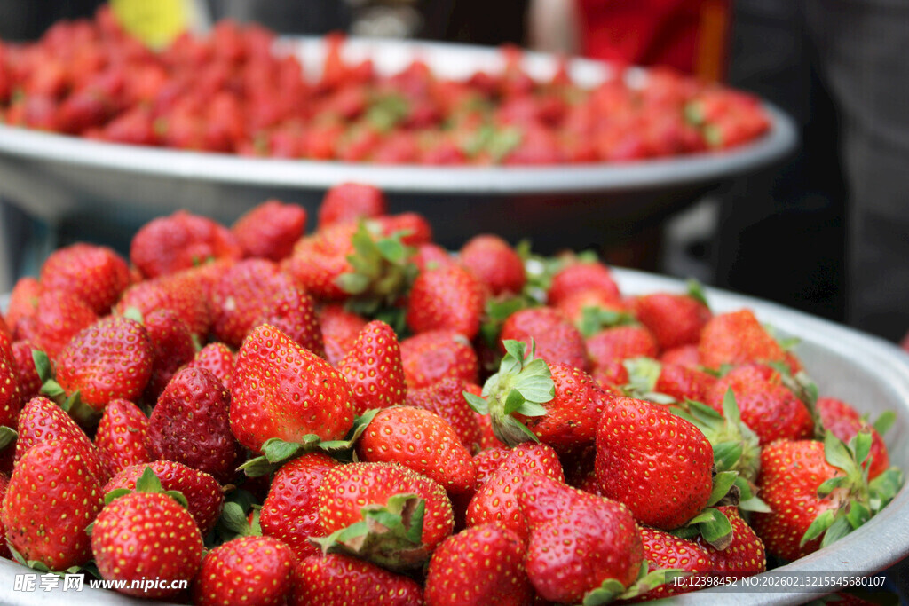 新鲜诱人的草莓摆满盘