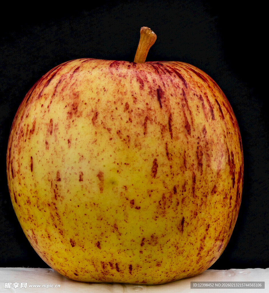 黄红相间的新鲜苹果