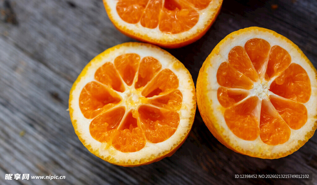 木桌上的新鲜橙子切片