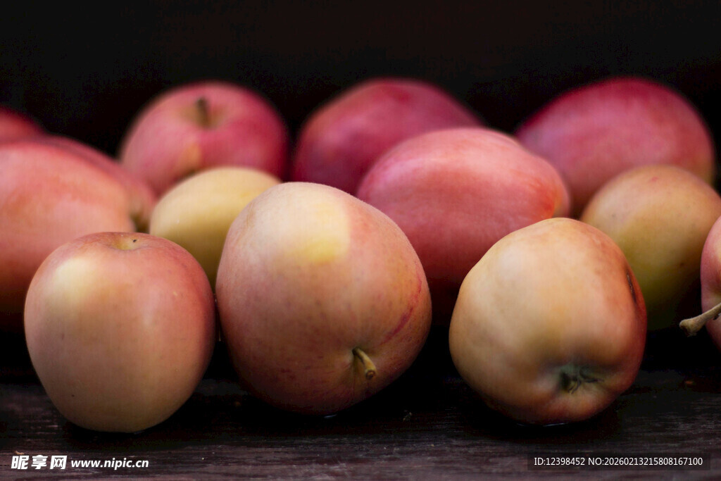 新鲜诱人的多彩苹果