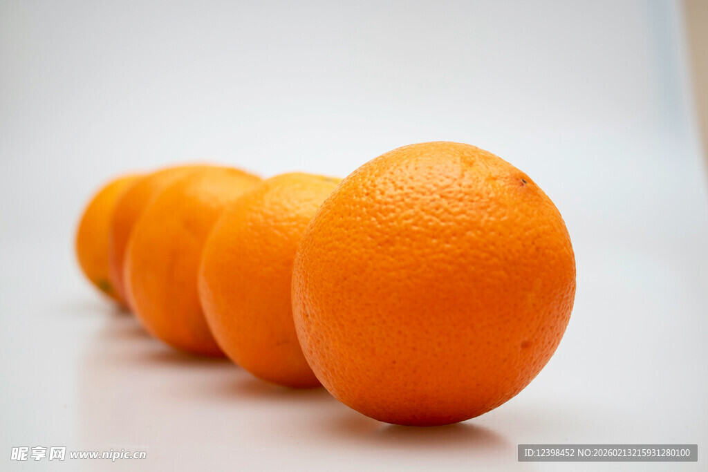 一排圆润饱满的新鲜橙子