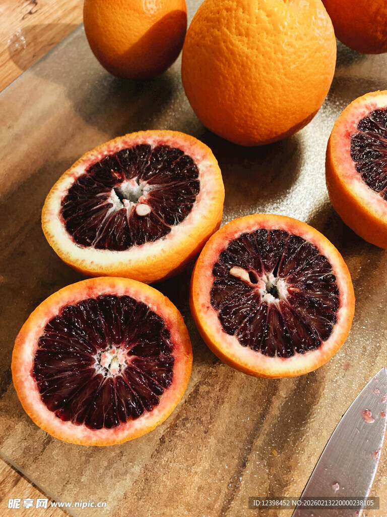 血橙切片展示于木桌
