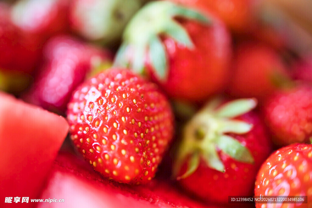 新鲜诱人的草莓特写
