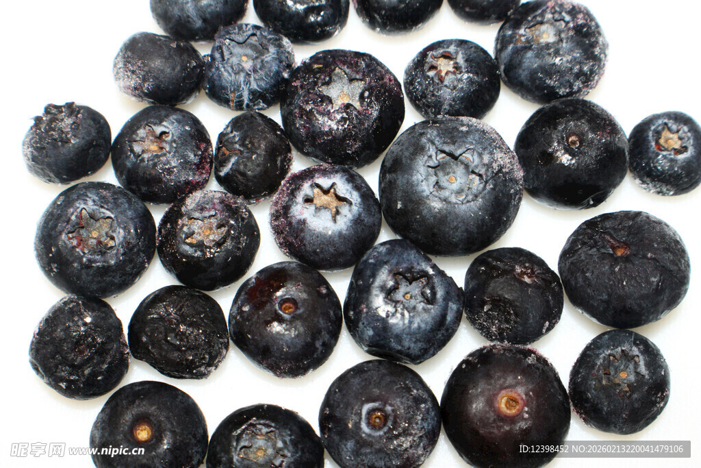 新鲜饱满的蓝莓果实