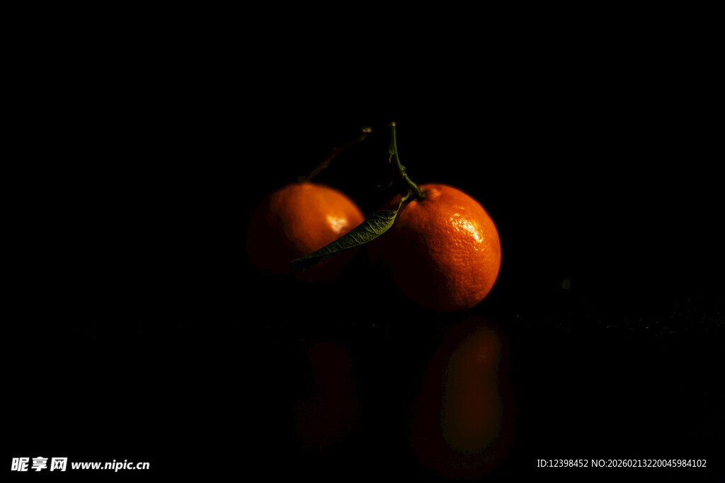 黑背景下的两个新鲜番茄