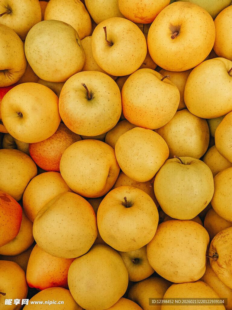 金黄饱满的苹果堆叠