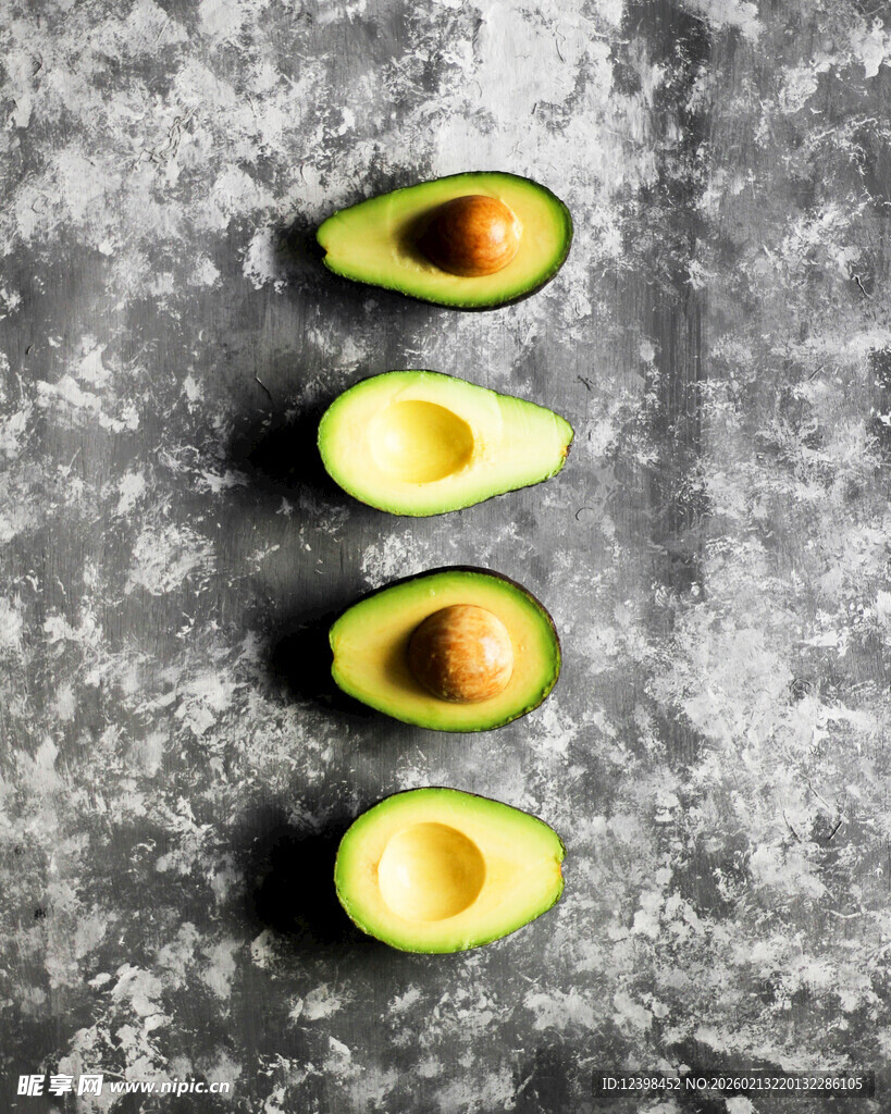 五个切开的牛油果摆拍