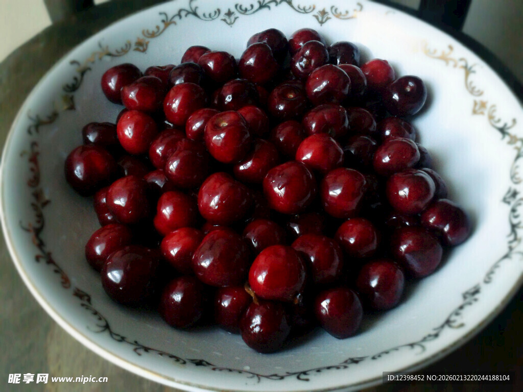 碗中鲜红饱满的车厘子