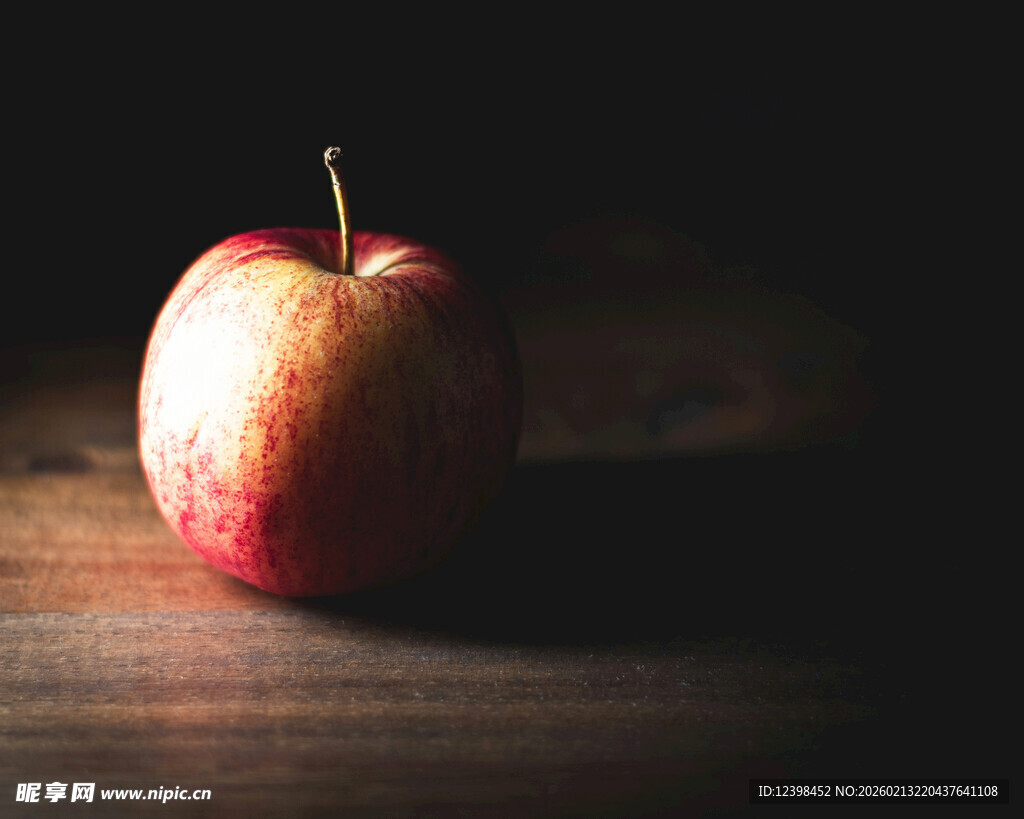 暗光下的红苹果