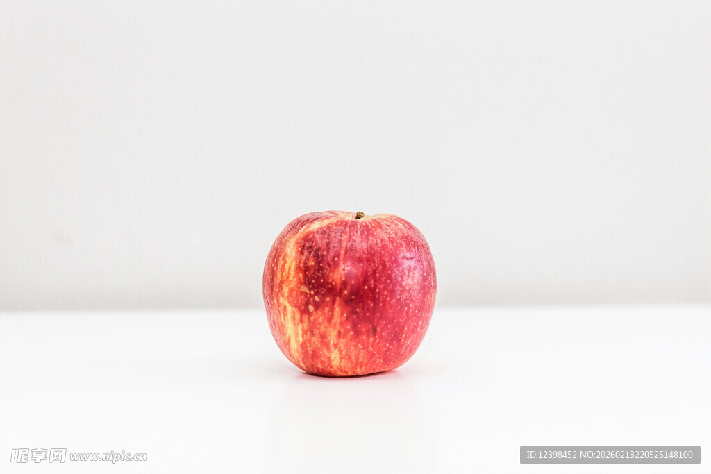 单个红苹果静物展示
