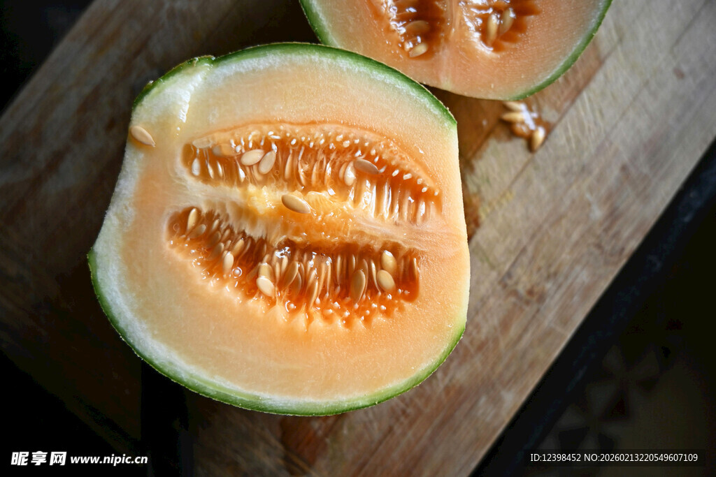 切开的香甜哈密瓜