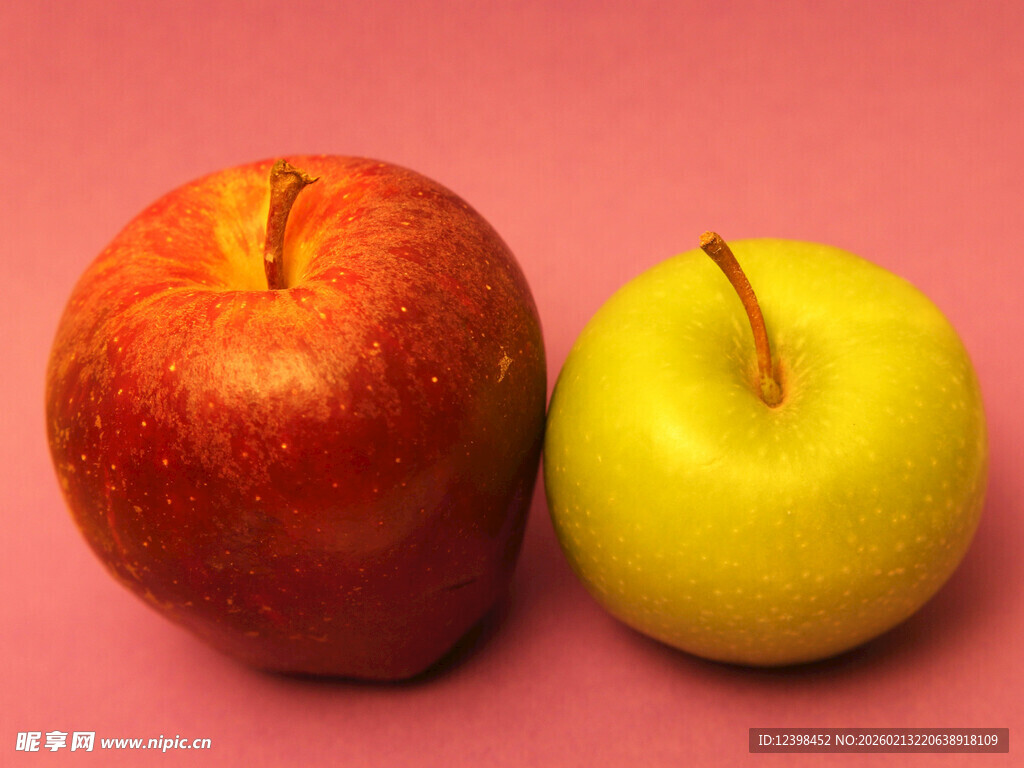两个颜色各异的新鲜苹果