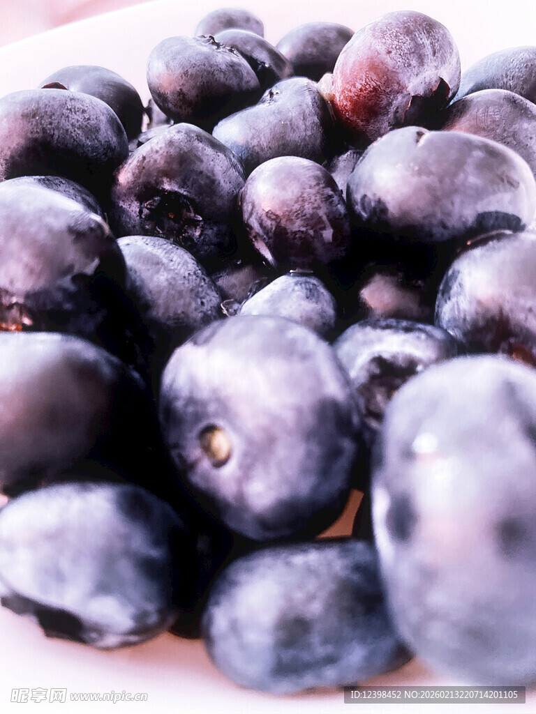 紫黑色饱满李子