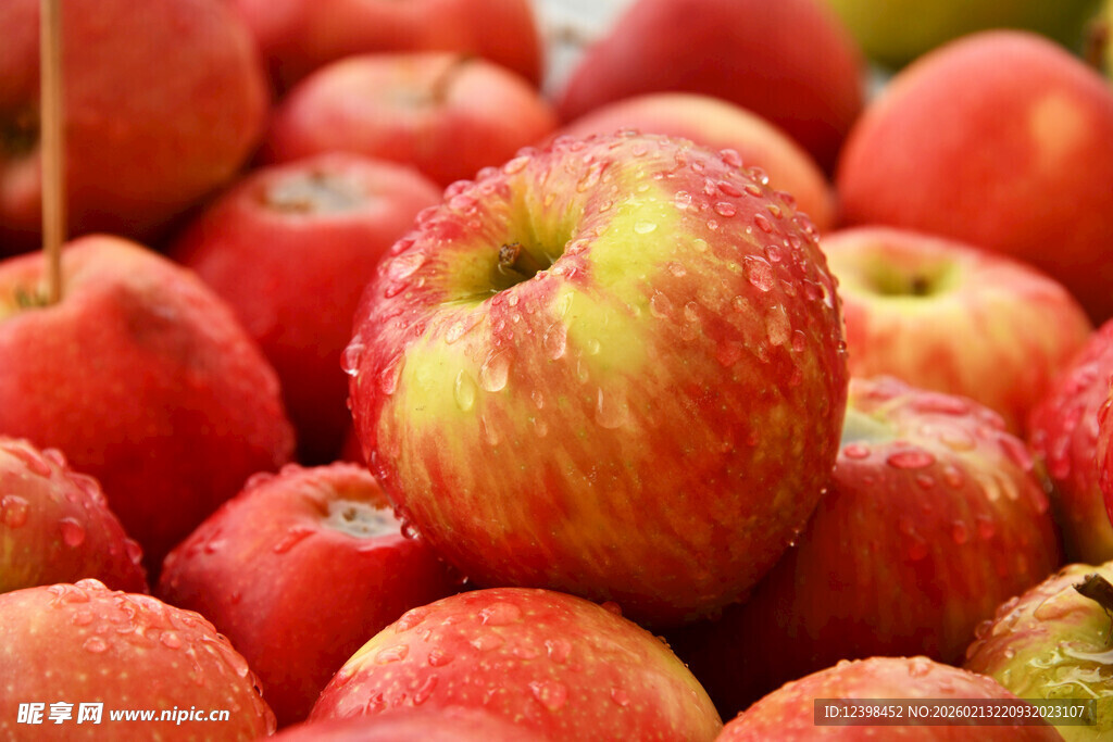红嫩多汁的新鲜苹果