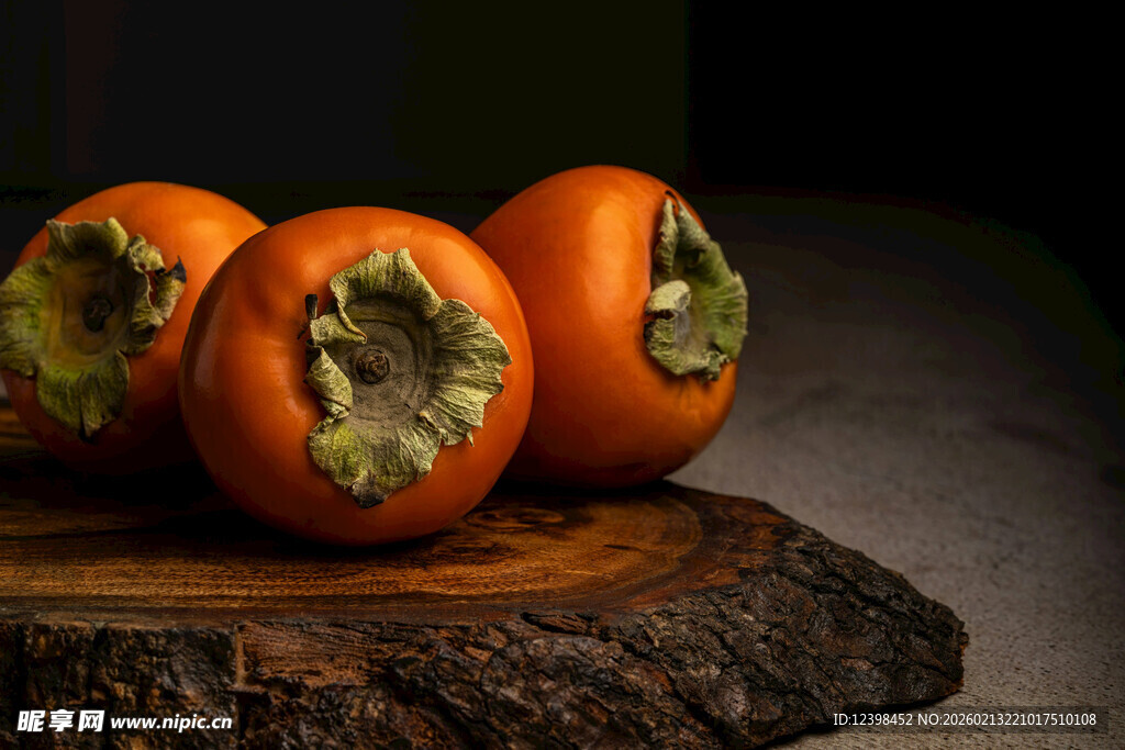 木盘上的新鲜柿子果实