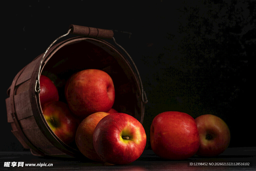 木桶中的红苹果