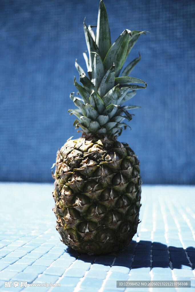 蓝色背景上的新鲜菠萝
