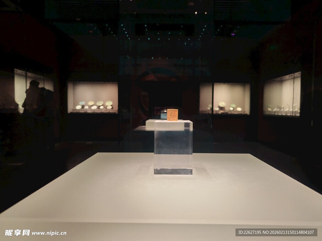 空旷展厅中的展示台