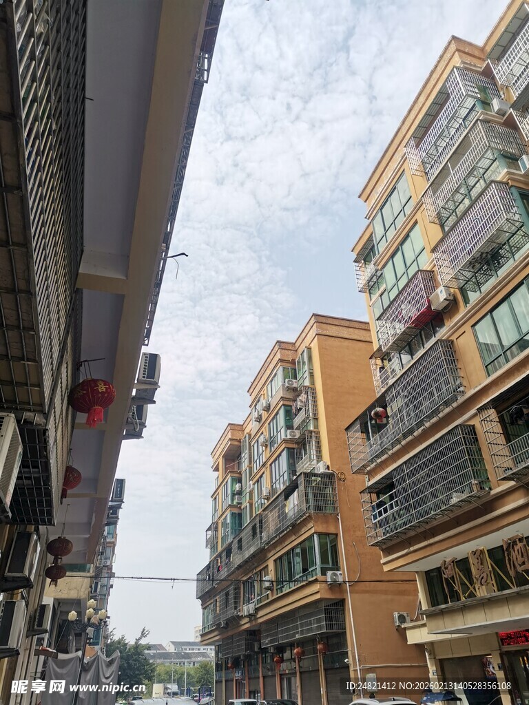 城市街道旁的多层居民楼