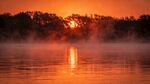 湖畔日出薄雾中的绚烂美景