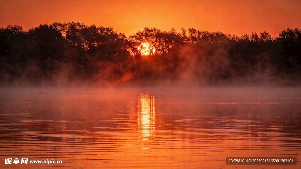 湖畔日出薄雾中的绚烂美景