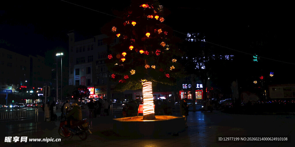 夜晚点亮的绚丽圣诞树