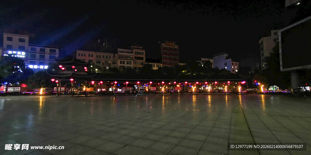 夜晚广场绚丽灯光倒影
