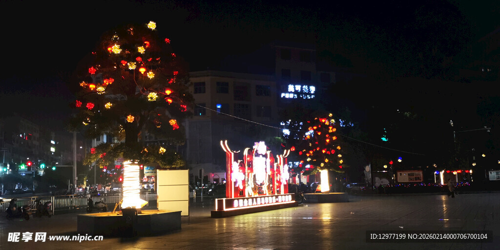 夜晚街头璀璨的节日装饰