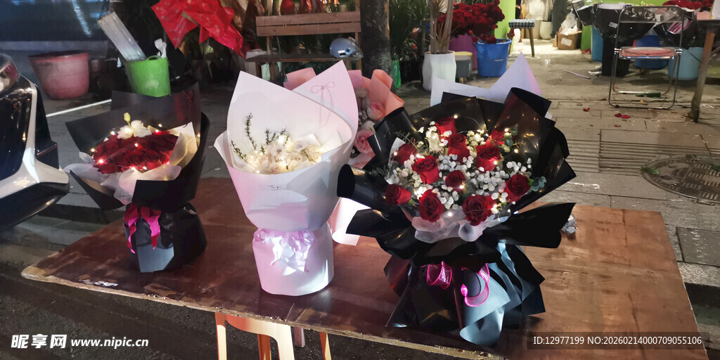 多彩花束摆放在木桌上