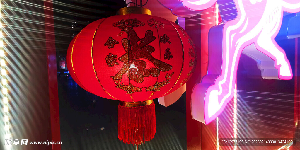 红灯笼点亮喜庆氛围
