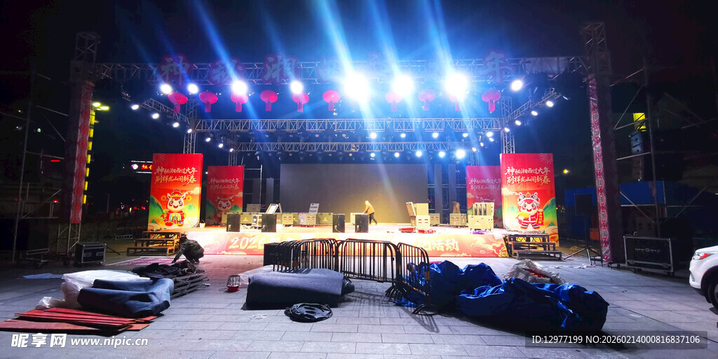 舞台灯光下的露营场景