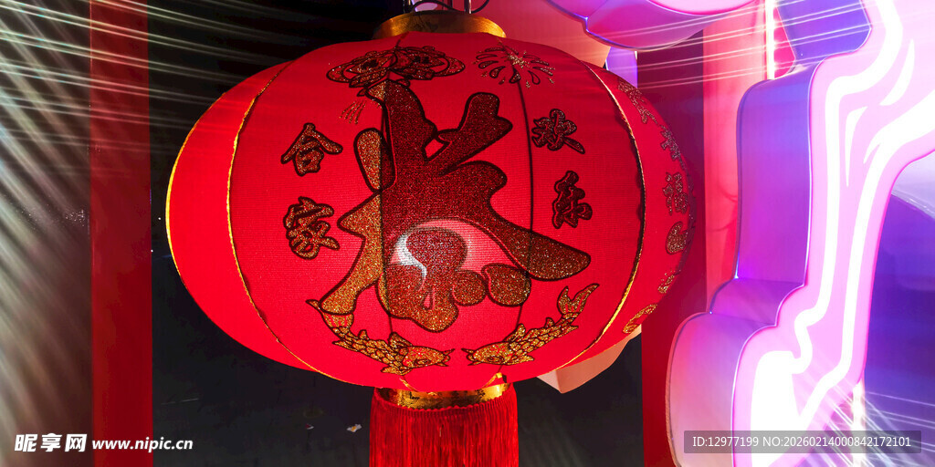 红灯笼上的传统吉祥图案