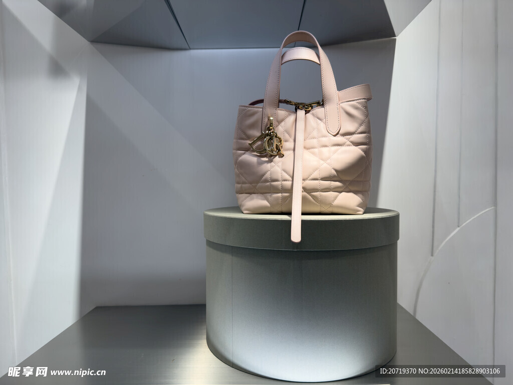 展示台上的时尚米色手提包