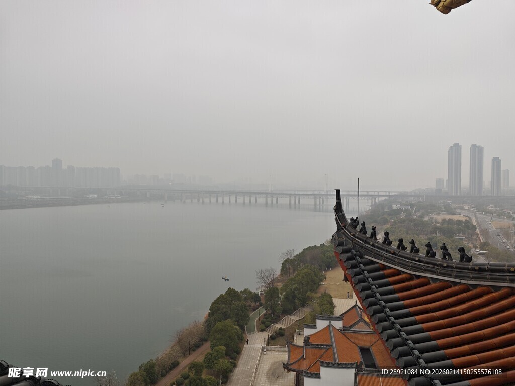 雾中河畔古建筑景观