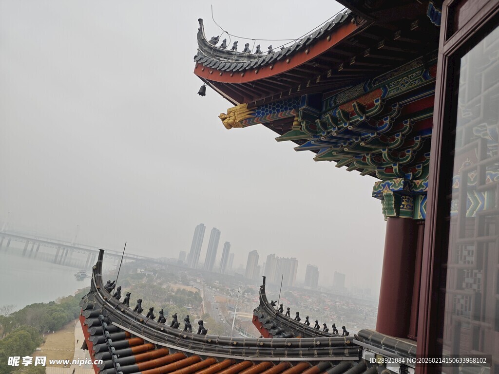 古建远眺城市朦胧景致