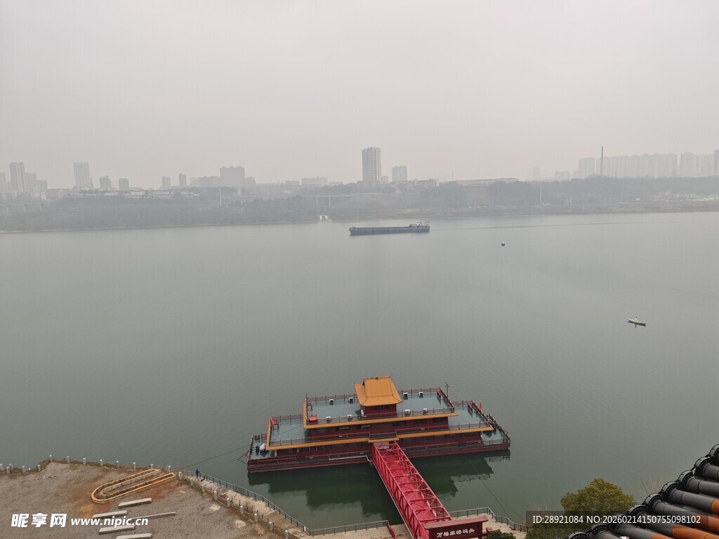 江边码头船只停靠景象