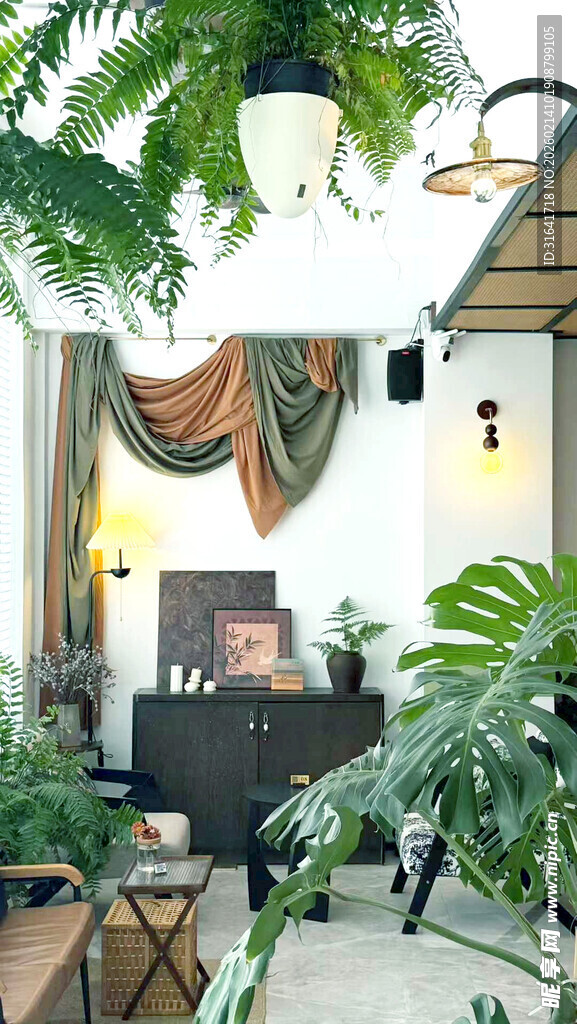 室内绿植环绕的休闲空间
