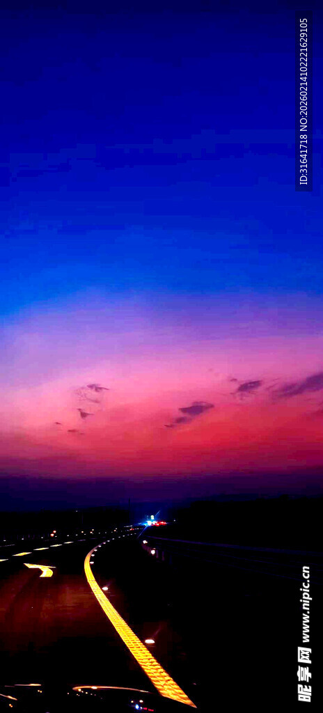 公路夜景  天边绚烂霞光