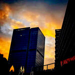 夕阳下的都市高楼剪影