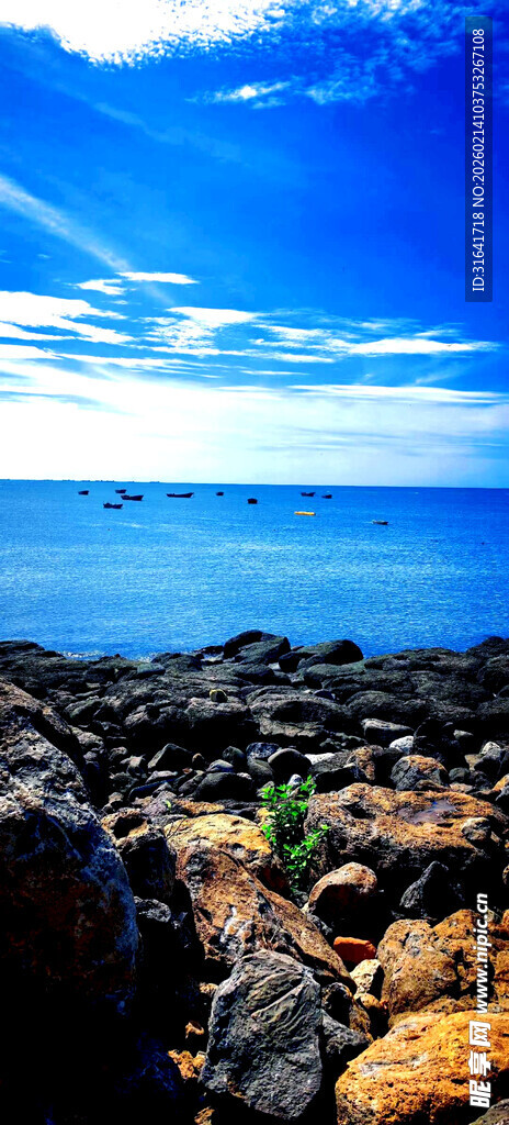 海边礁石与蔚蓝天空美景