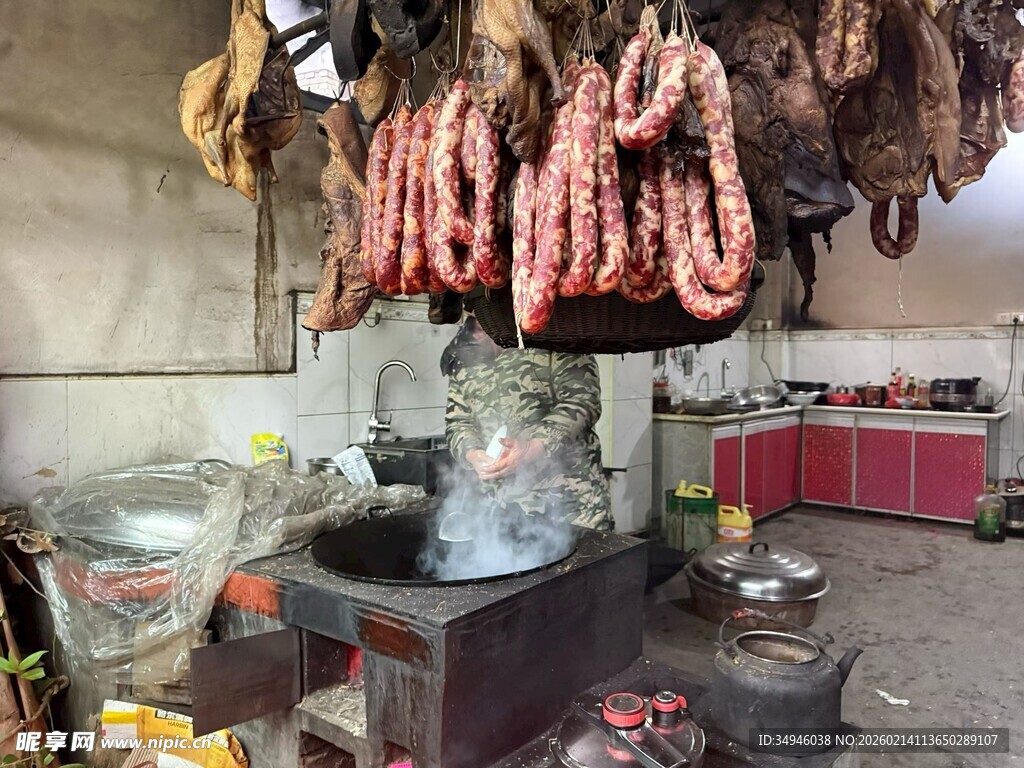 传统作坊里悬挂的美味香肠