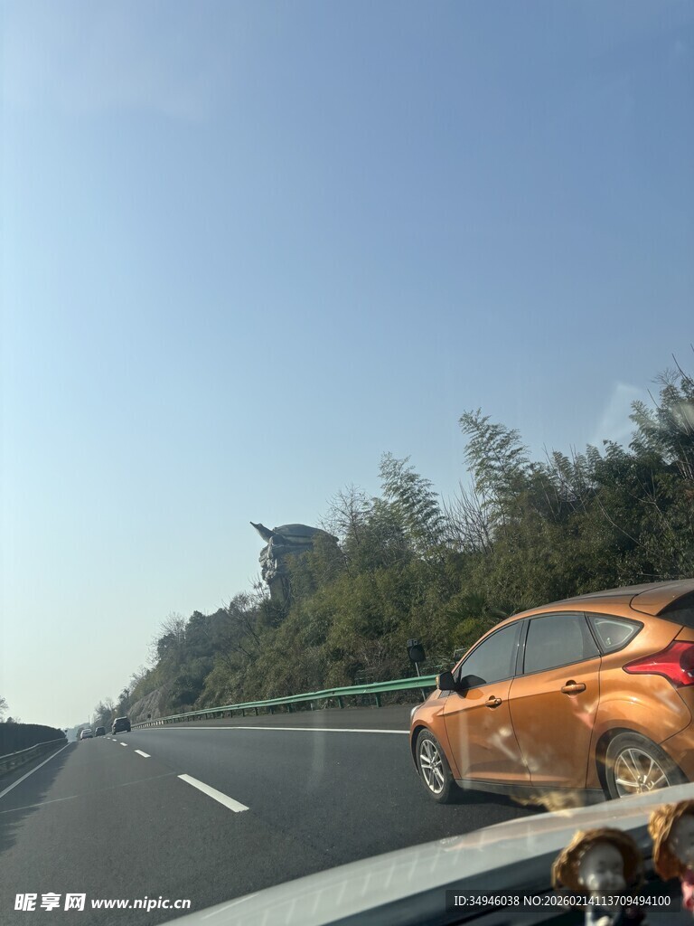 公路上行驶的橙色小轿车