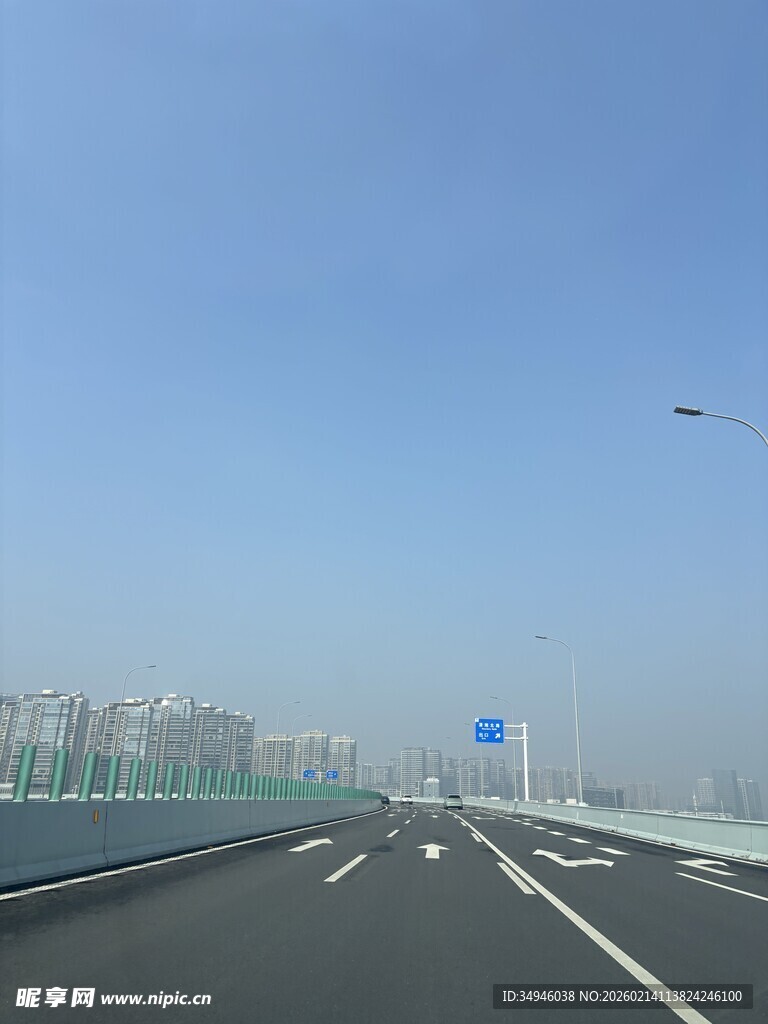 宽阔公路与远处城市景观