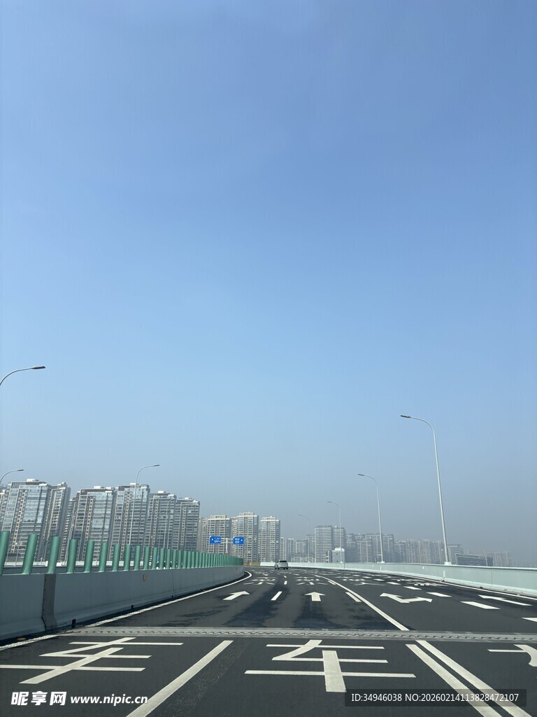宽阔公路延伸向远方