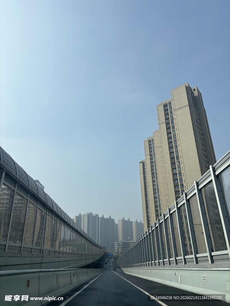 城市高架桥与林立高楼